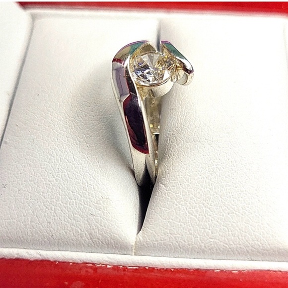 Elegant Sterling Silver Women's Ring with Moissanite Accent - Picture 4 of 7